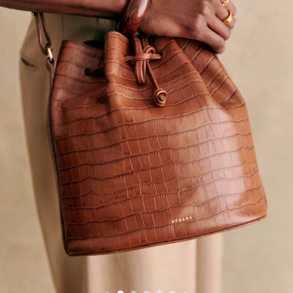 Sézane Farrow Bucket Bag | Croc-Embossed Camel Brown Leather | French Chic VGUC - Picture 3 of 11